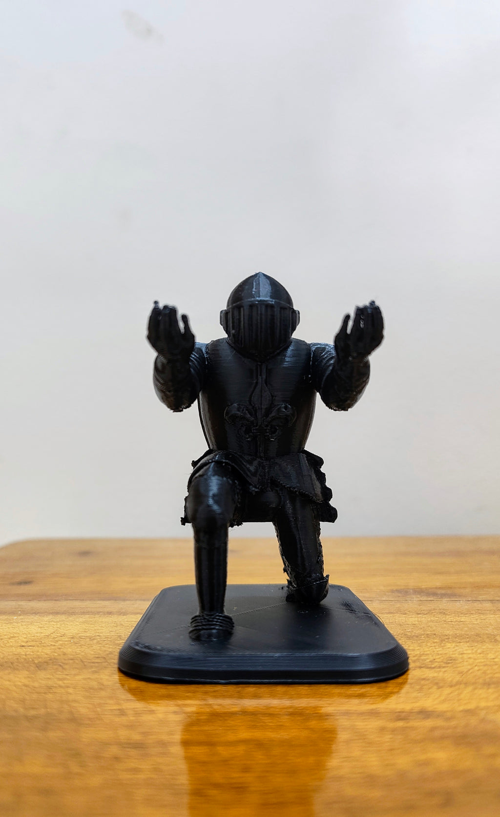 Knight Pen holder