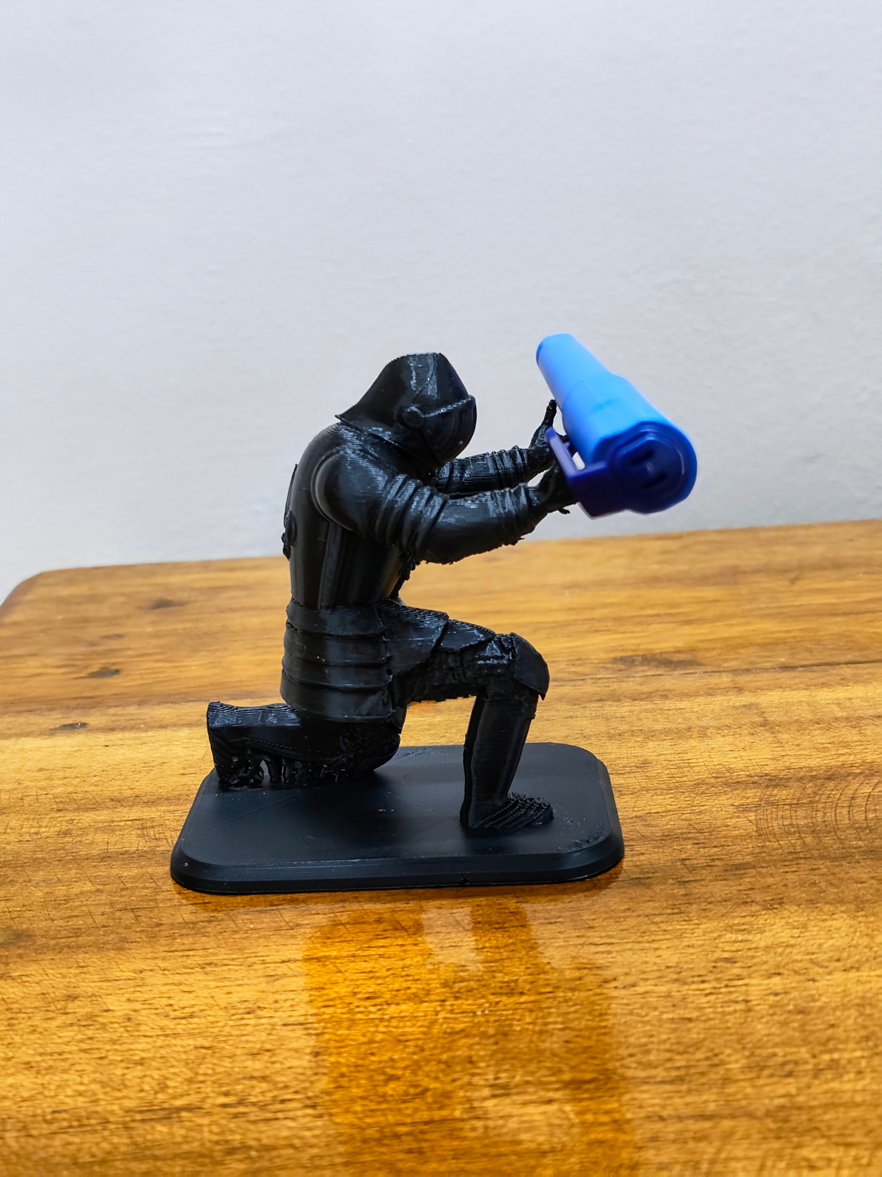 Knight Pen holder